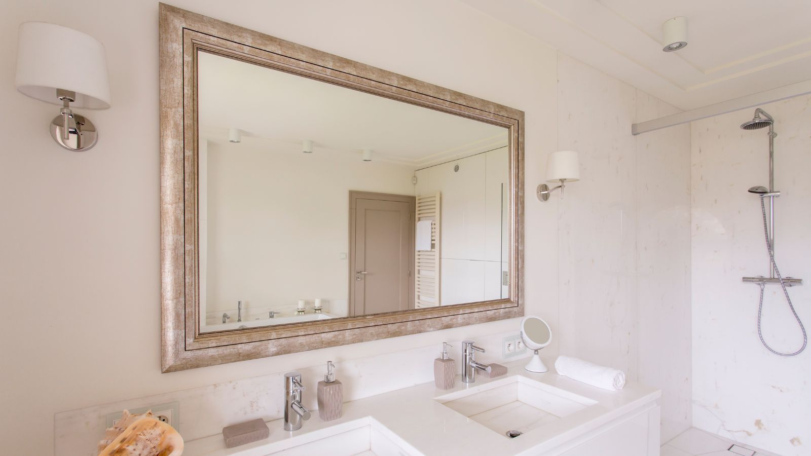 Stay Clear: The Best Mirror Defogging Solutions for Bathroom Medicine Cabinets